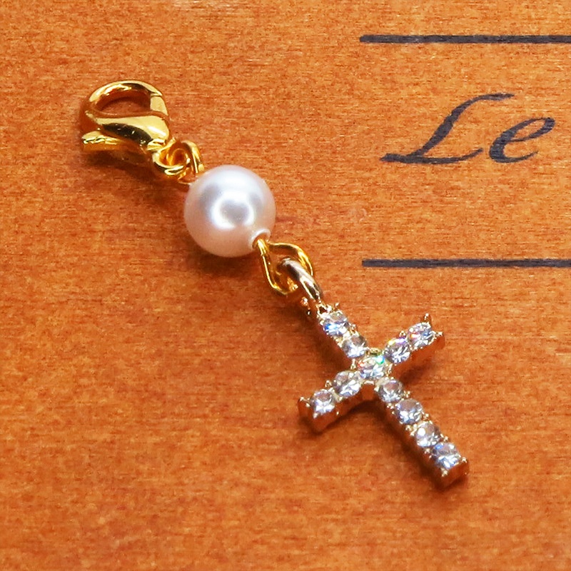 マスクチャーム ゴールドカラー ラインストーンのロザリオ(十字架)とスワロフスキーパールのチャーム