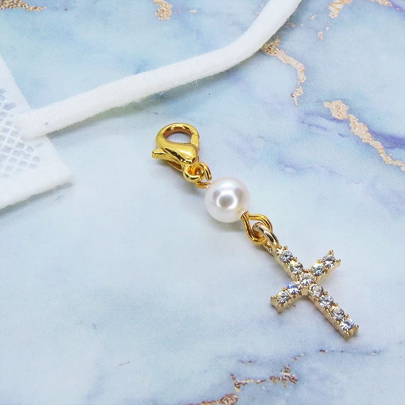 マスクチャーム ゴールドカラー ラインストーンのロザリオ(十字架)とスワロフスキーパールのチャーム