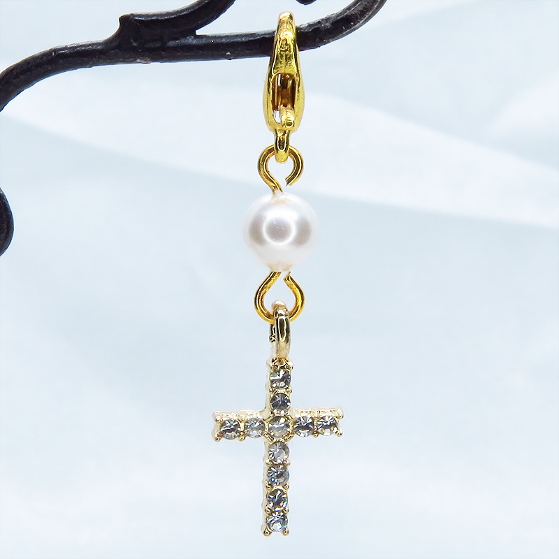 マスクチャーム ゴールドカラー ラインストーンのロザリオ(十字架)とスワロフスキーパールのチャーム