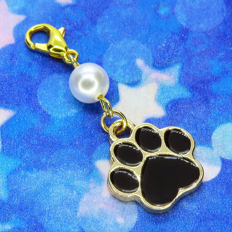 マスクチャーム 黒い肉球とスワロフスキーパール(ホワイト)を組合せたチャーム エナメル 猫 犬 キーホルダー