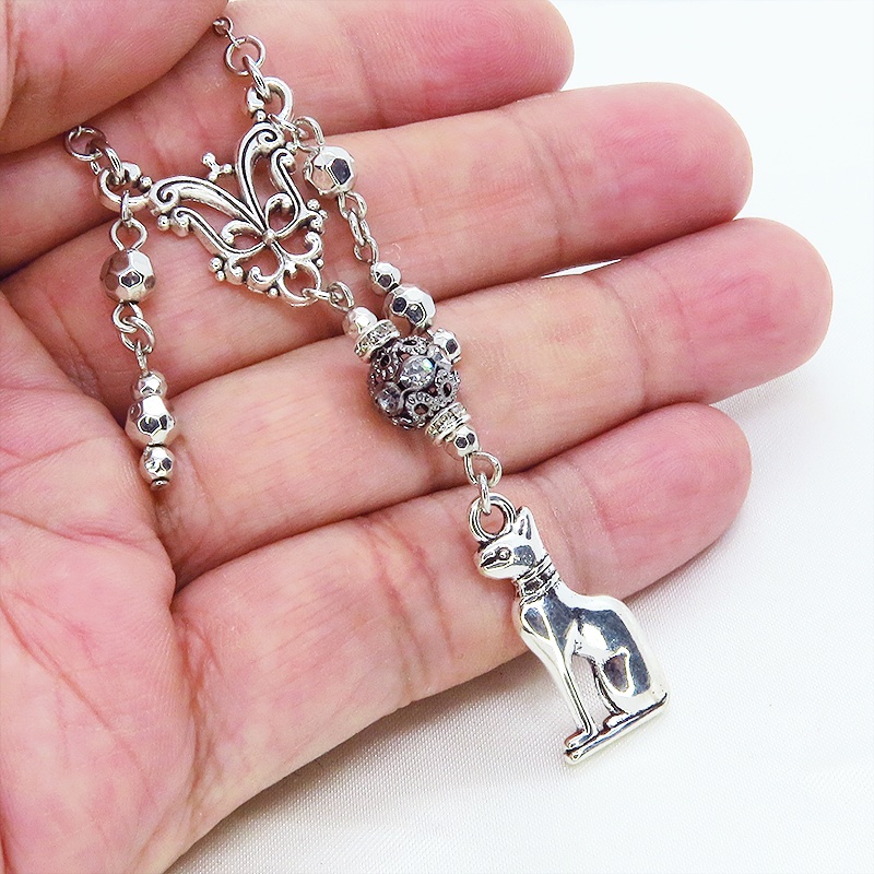 バステト 猫の女神 シルバーカラー オリエンタル調メタルビーズをつり下げたネックレス 古代エジプト 長さ変更可