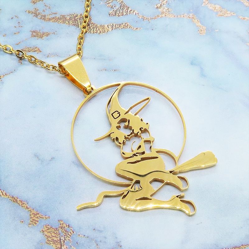 ステンレス製ゴールドカラーのホウキにまたがる魔女のペンダントネックレス ウィッチ ムーン アジャスター追加可