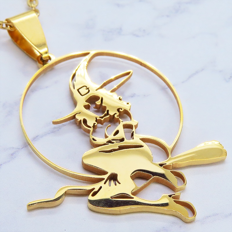ステンレス製ゴールドカラーのホウキにまたがる魔女のペンダントネックレス ウィッチ ムーン アジャスター追加可