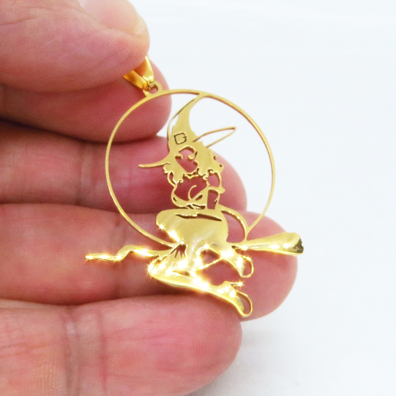 ステンレス製ゴールドカラーのホウキにまたがる魔女のペンダントネックレス ウィッチ ムーン アジャスター追加可