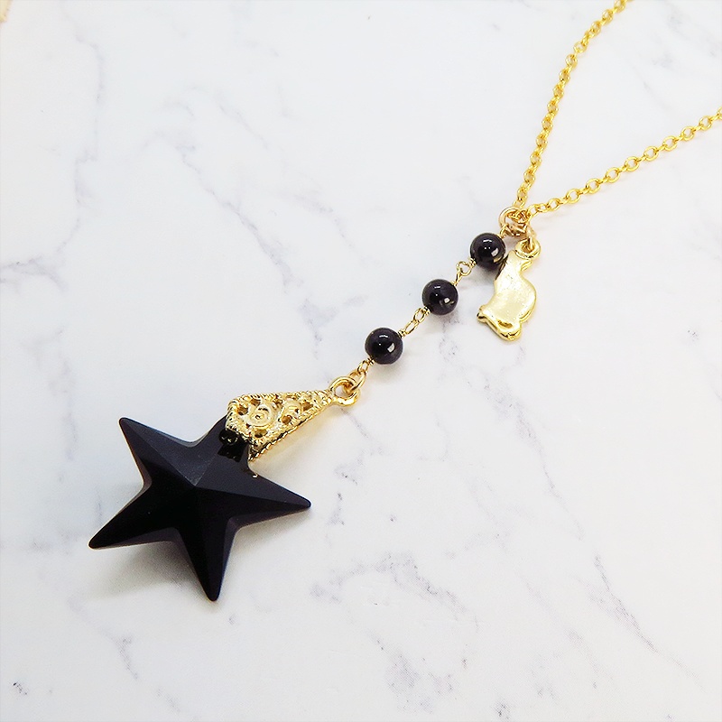 14KGF 猫モチーフのネックレス 大粒星型ジェットと3連オニキス 猫アクセサリー ブラックオニキス 黒琥珀 漆黒の宝石