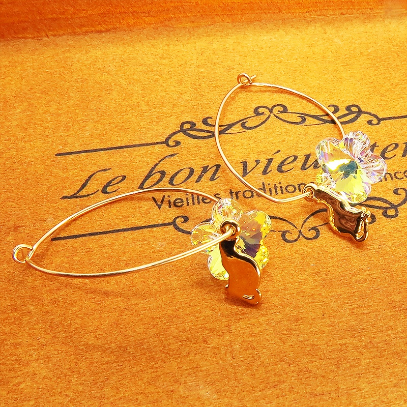 14KGF 猫モチーフのフープピアス 大粒花びらのスワロフスキー ゴールドフィルド