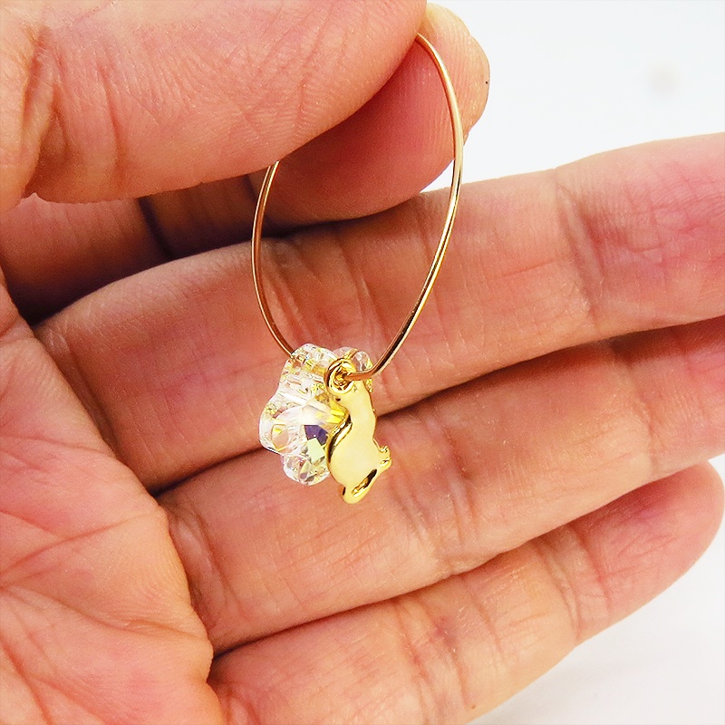 14KGF 猫モチーフのフープピアス 大粒花びらのスワロフスキー ゴールドフィルド