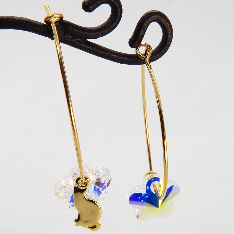 14KGF 猫モチーフのフープピアス 大粒花びらのスワロフスキー ゴールドフィルド