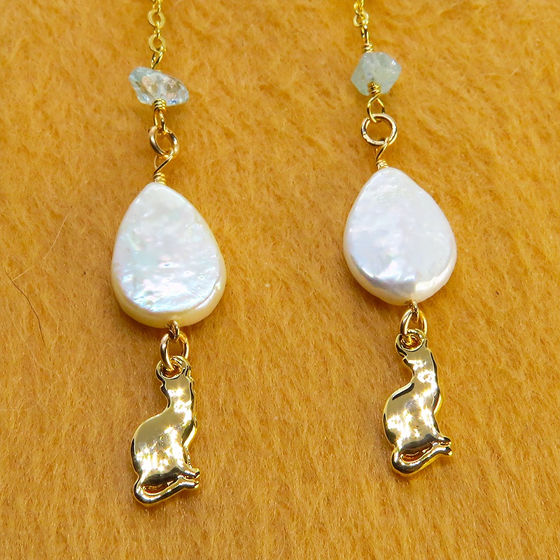 14KGF シンプルで可愛い猫シルエットモチーフのロングチェーンピアス アクアマリン 淡水パール ティアドロップ