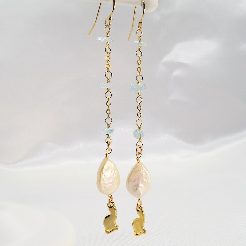 14KGF シンプルで可愛い猫シルエットモチーフのロングチェーンピアス アクアマリン 淡水パール ティアドロップ