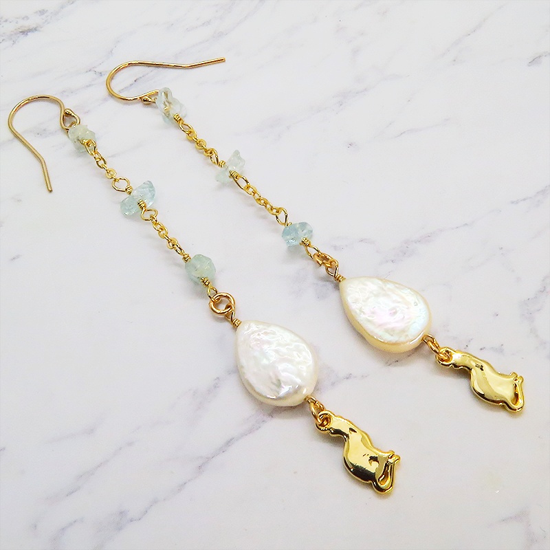 14KGF シンプルで可愛い猫シルエットモチーフのロングチェーンピアス アクアマリン 淡水パール ティアドロップ