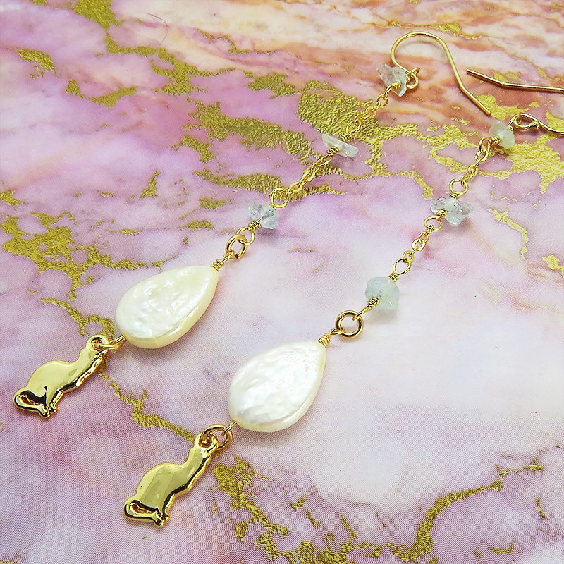 14KGF シンプルで可愛い猫シルエットモチーフのロングチェーンピアス アクアマリン 淡水パール ティアドロップ