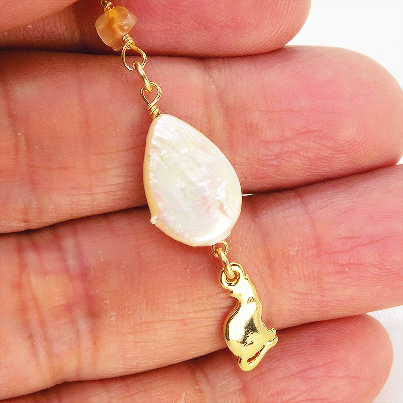 14KGF シンプルで可愛い猫シルエットモチーフのロングチェーンピアス カーネリアン 淡水パール ティアドロップ