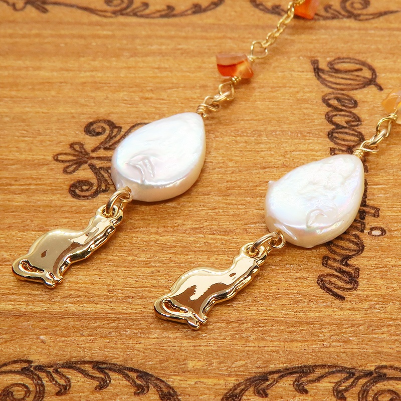 14KGF シンプルで可愛い猫シルエットモチーフのロングチェーンピアス カーネリアン 淡水パール ティアドロップ