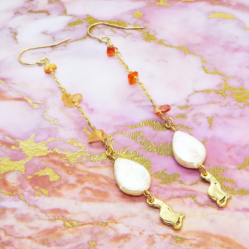 14KGF シンプルで可愛い猫シルエットモチーフのロングチェーンピアス カーネリアン 淡水パール ティアドロップ