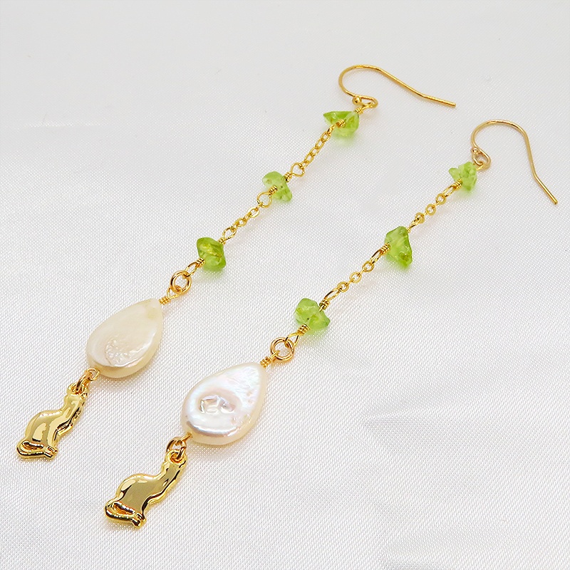 14KGF シンプルで可愛い猫シルエットモチーフのロングチェーンピアス ペリドット 淡水パール ティアドロップ