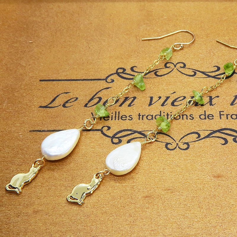 14KGF シンプルで可愛い猫シルエットモチーフのロングチェーンピアス ペリドット 淡水パール ティアドロップ