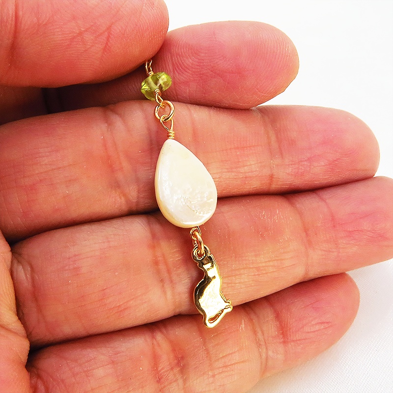 14KGF シンプルで可愛い猫シルエットモチーフのロングチェーンピアス ペリドット 淡水パール ティアドロップ