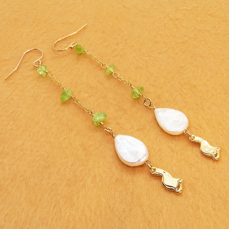 14KGF シンプルで可愛い猫シルエットモチーフのロングチェーンピアス ペリドット 淡水パール ティアドロップ