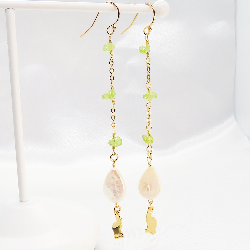 14KGF シンプルで可愛い猫シルエットモチーフのロングチェーンピアス ペリドット 淡水パール ティアドロップ