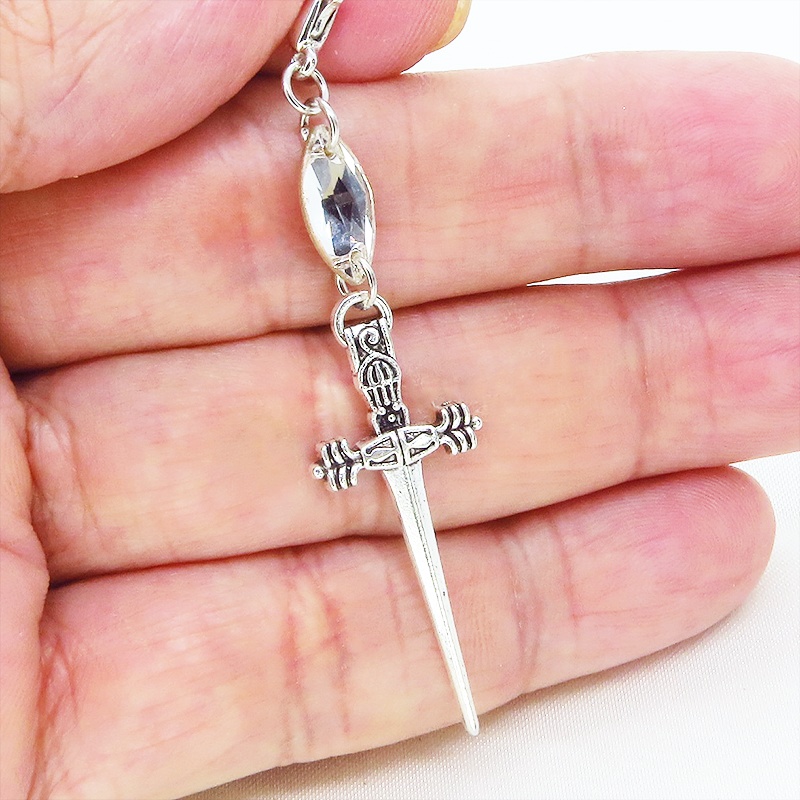 マスクチャーム アンティークシルバー ソード(剣)モチーフとスワロフスキー(クリア)を組合せたチャーム