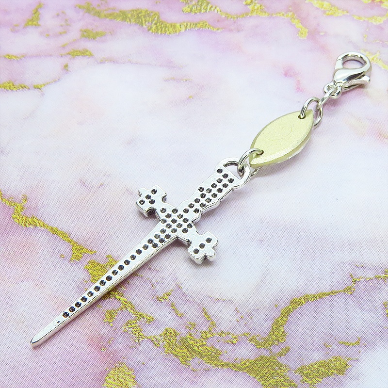 マスクチャーム アンティークシルバー ソード(剣)モチーフとスワロフスキー(クリア)を組合せたチャーム