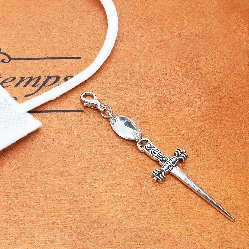 マスクチャーム アンティークシルバー ソード(剣)モチーフとスワロフスキー(クリア)を組合せたチャーム