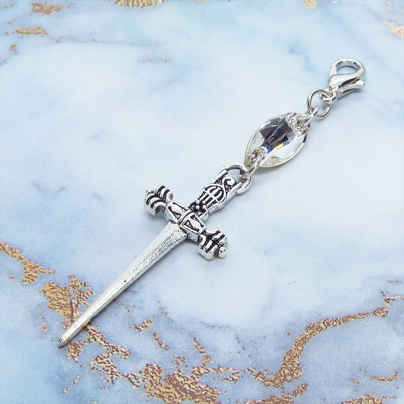 マスクチャーム アンティークシルバー ソード(剣)モチーフとスワロフスキー(クリア)を組合せたチャーム