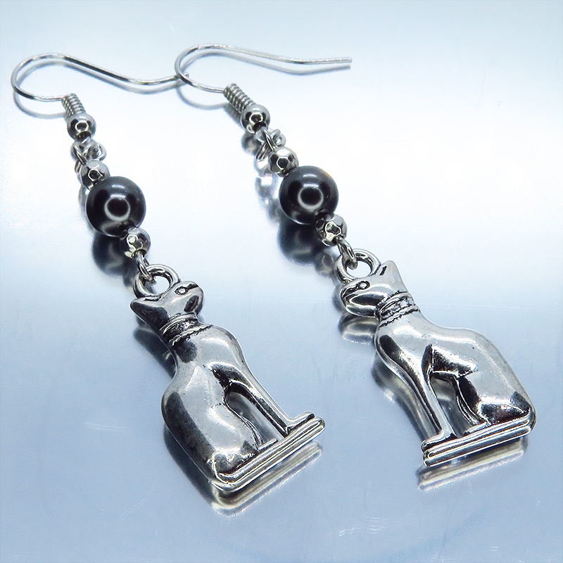 バステト 猫の女神 アンティークシルバー スワロフスキーパール(黒)と組合せたオリエンタル調ピアス サージカル可