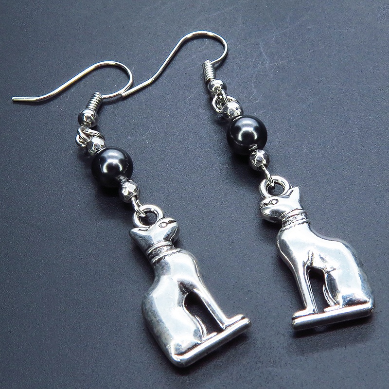 バステト 猫の女神 アンティークシルバー スワロフスキーパール(黒)と組合せたオリエンタル調ピアス サージカル可