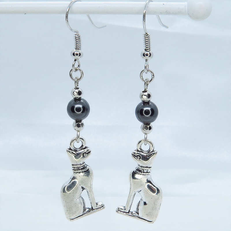 バステト 猫の女神 アンティークシルバー スワロフスキーパール(黒)と組合せたオリエンタル調ピアス サージカル可