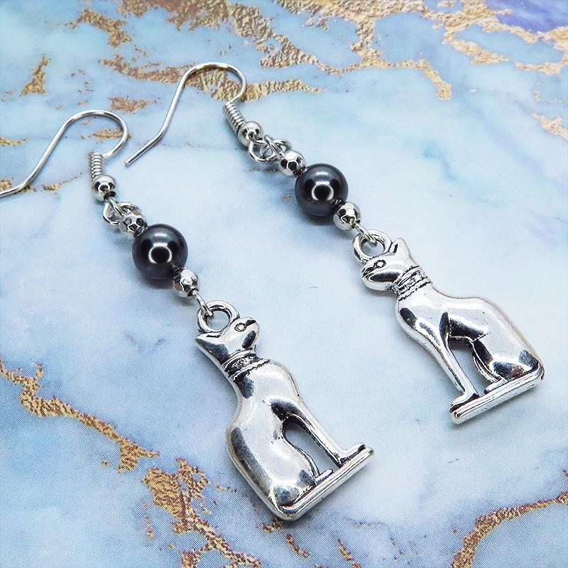 バステト 猫の女神 アンティークシルバー スワロフスキーパール(黒)と組合せたオリエンタル調ピアス サージカル可