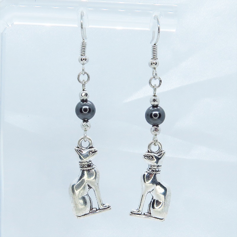 バステト 猫の女神 アンティークシルバー スワロフスキーパール(黒)と組合せたオリエンタル調ピアス サージカル可