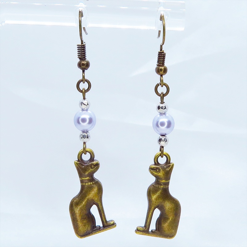 バステト 猫の女神 アンティークゴールド スワロフスキーパール(シルバーグレイ)と組合せたオリエンタル調ピアス