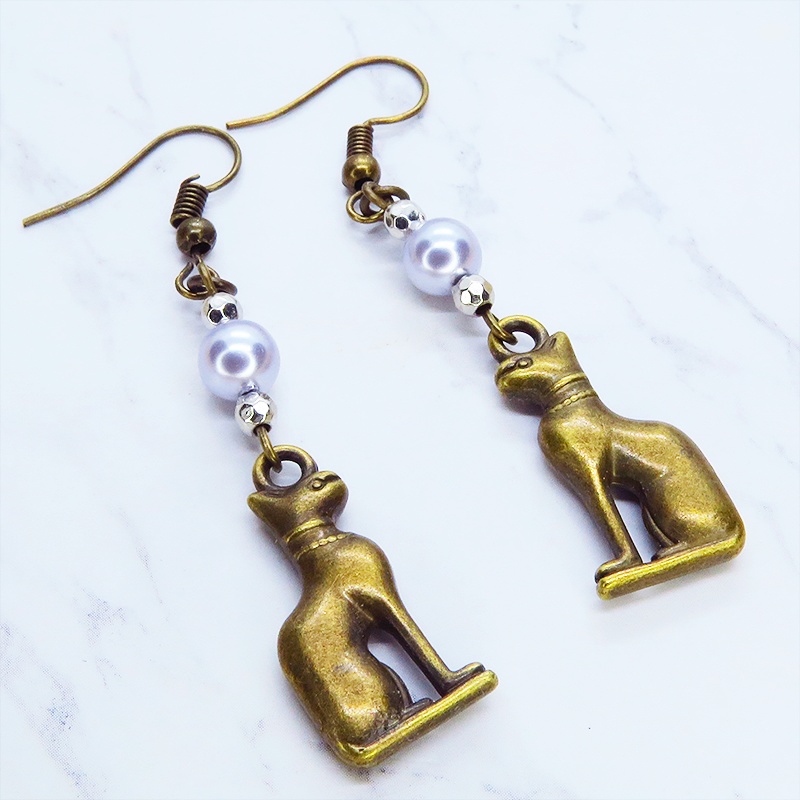バステト 猫の女神 アンティークゴールド スワロフスキーパール(シルバーグレイ)と組合せたオリエンタル調ピアス