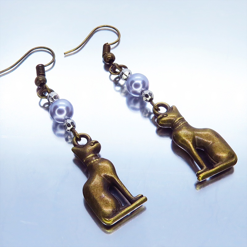 バステト 猫の女神 アンティークゴールド スワロフスキーパール(シルバーグレイ)と組合せたオリエンタル調ピアス