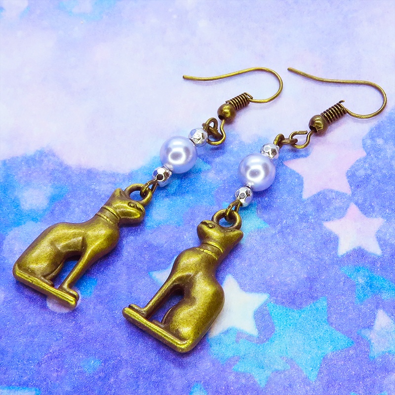 バステト 猫の女神 アンティークゴールド スワロフスキーパール(シルバーグレイ)と組合せたオリエンタル調ピアス