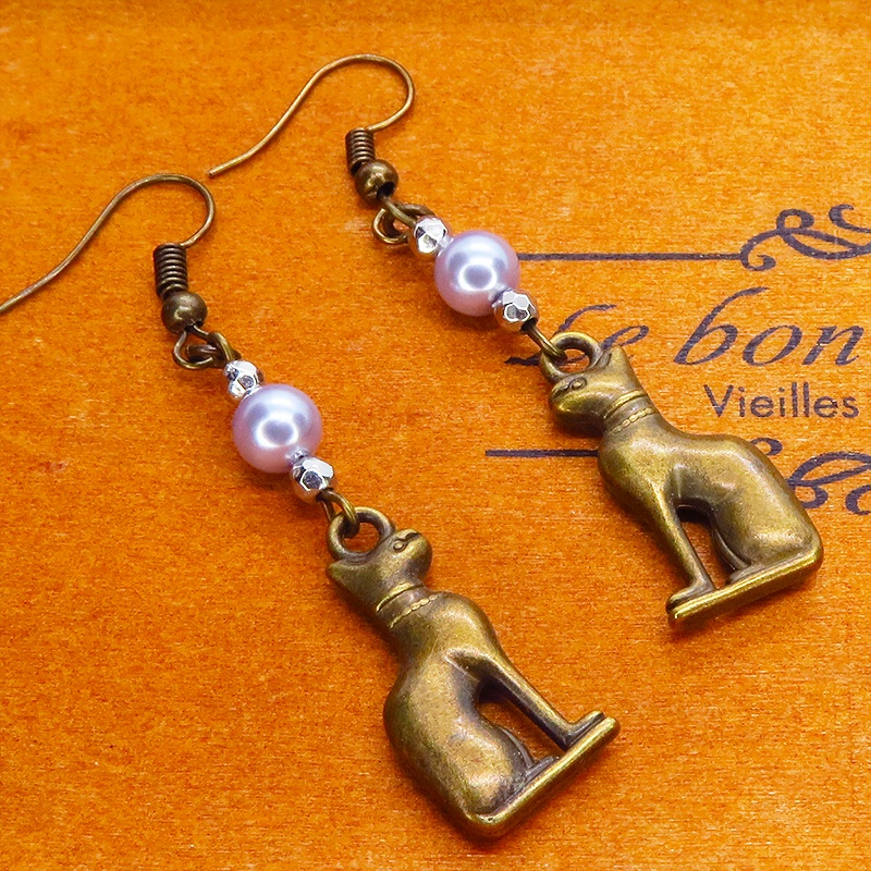 バステト 猫の女神 アンティークゴールド スワロフスキーパール(シルバーグレイ)と組合せたオリエンタル調ピアス