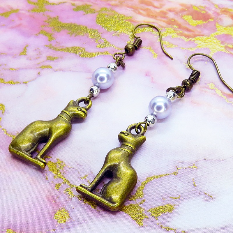 バステト 猫の女神 アンティークゴールド スワロフスキーパール(シルバーグレイ)と組合せたオリエンタル調ピアス