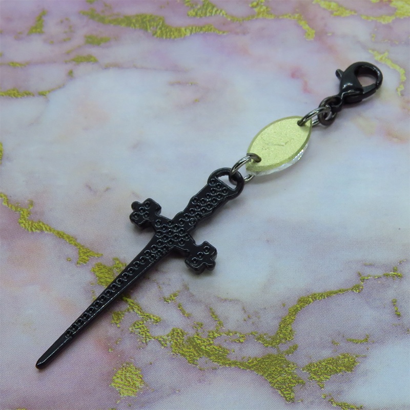マスクチャーム シャープな黒いソード(剣)モチーフとスワロフスキー・クリスタルを組合せたチャーム