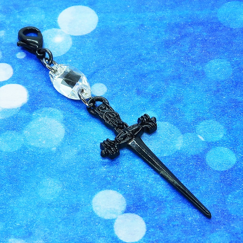 マスクチャーム シャープな黒いソード(剣)モチーフとスワロフスキー・クリスタルを組合せたチャーム