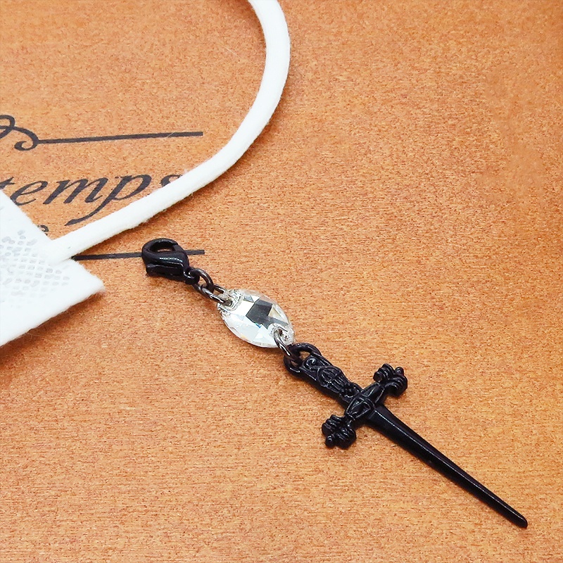 マスクチャーム シャープな黒いソード(剣)モチーフとスワロフスキー・クリスタルを組合せたチャーム