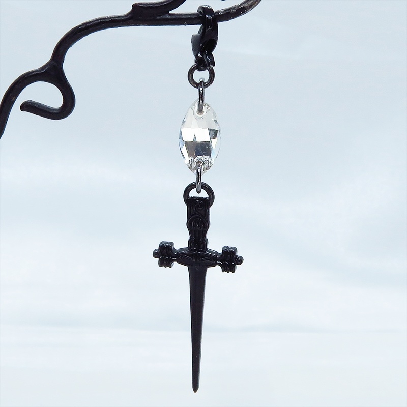 マスクチャーム シャープな黒いソード(剣)モチーフとスワロフスキー・クリスタルを組合せたチャーム