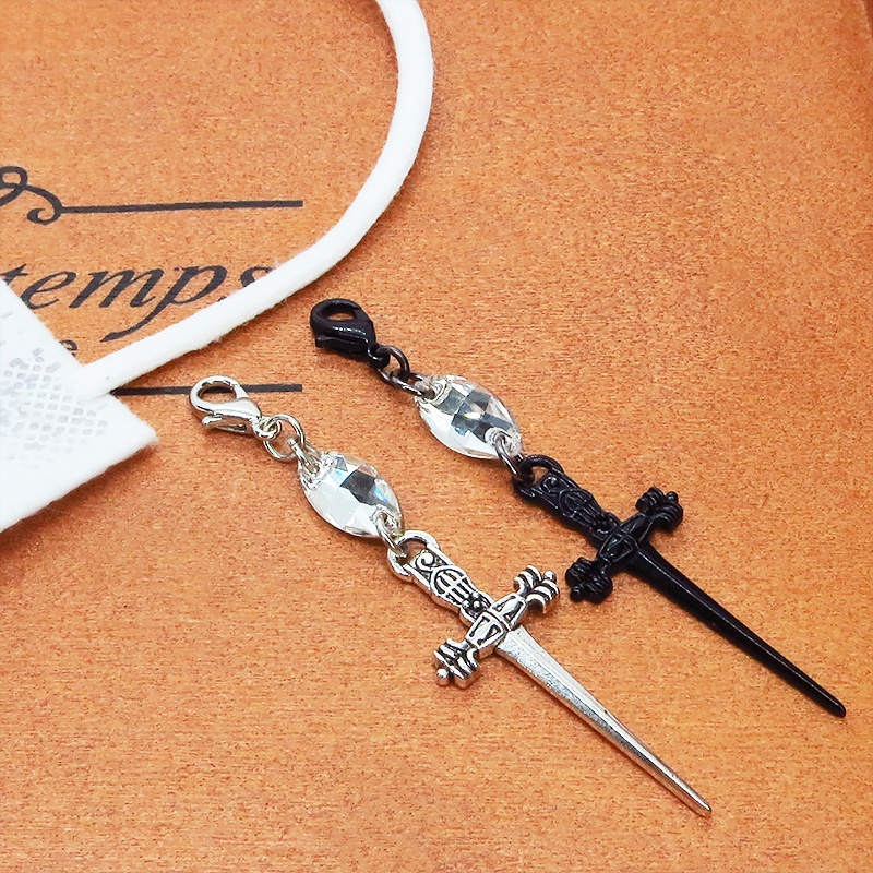 マスクチャーム シャープな黒いソード(剣)モチーフとスワロフスキー・クリスタルを組合せたチャーム
