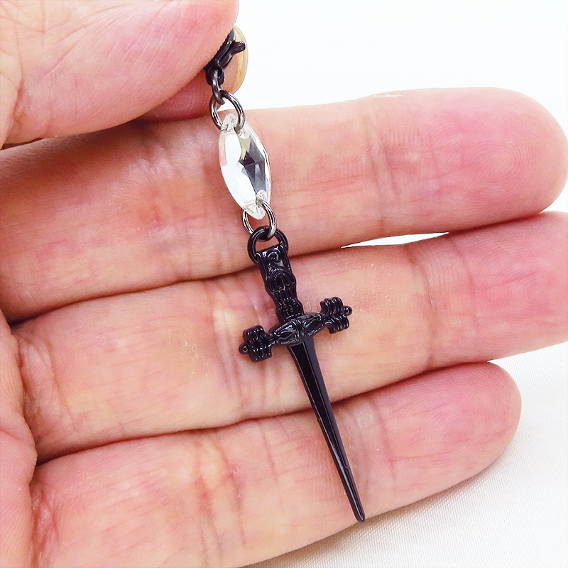 マスクチャーム シャープな黒いソード(剣)モチーフとスワロフスキー・クリスタルを組合せたチャーム