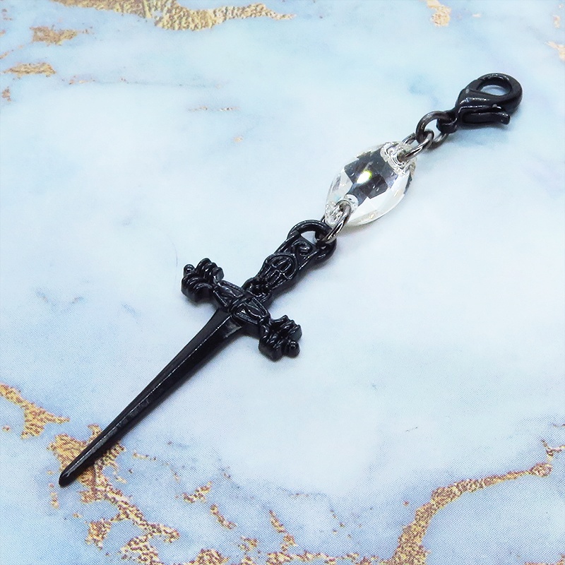 マスクチャーム シャープな黒いソード(剣)モチーフとスワロフスキー・クリスタルを組合せたチャーム