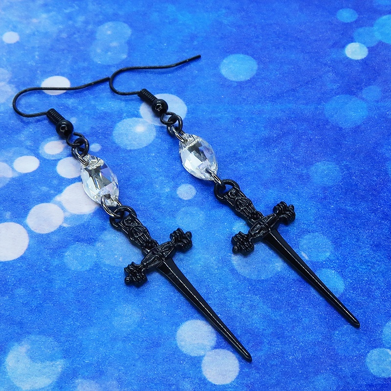 シャープな黒いソード(剣)モチーフとスワロフスキー・クリスタルを組合せたピアス