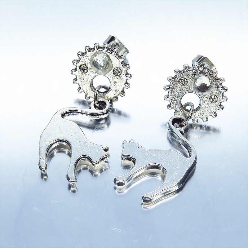 アンティークシルバーの跳ね猫モチーフと歯車のスチームパンク風スタッドピアス クリスタルガラス