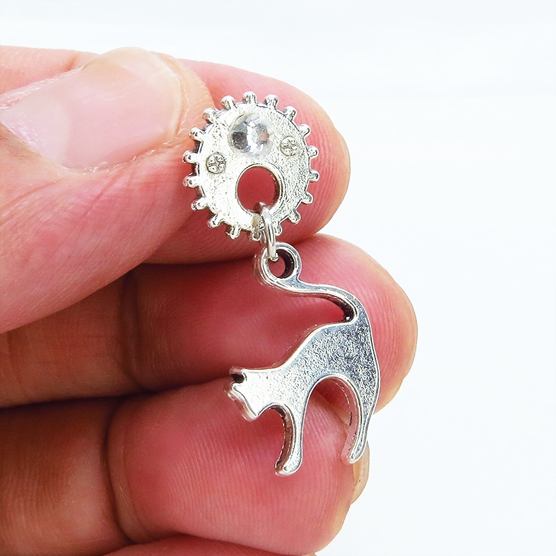 アンティークシルバーの跳ね猫モチーフと歯車のスチームパンク風スタッドピアス クリスタルガラス