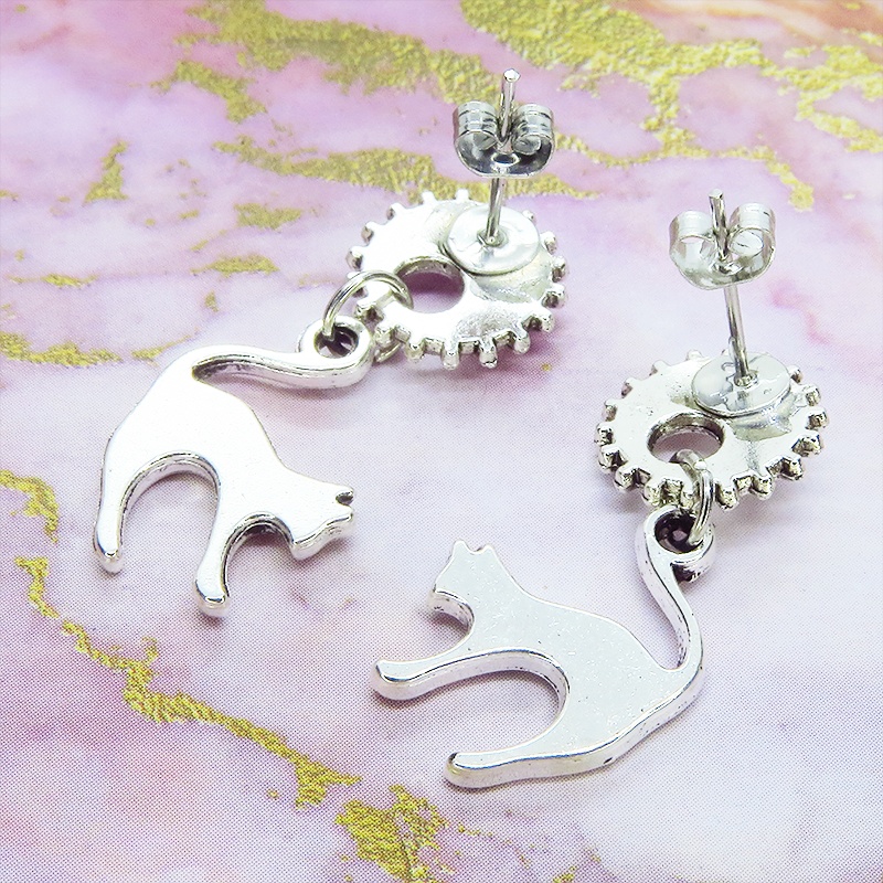 アンティークシルバーの跳ね猫モチーフと歯車のスチームパンク風スタッドピアス クリスタルガラス
